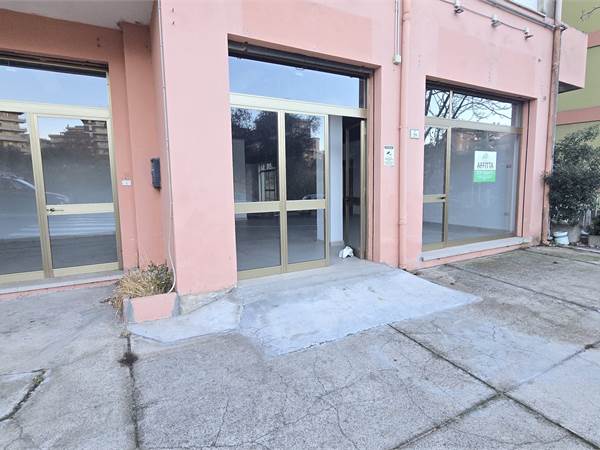 Locale commerciale di 200mq. fronte strada