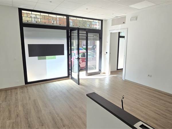 Locale fronte strada in via Gramsci
